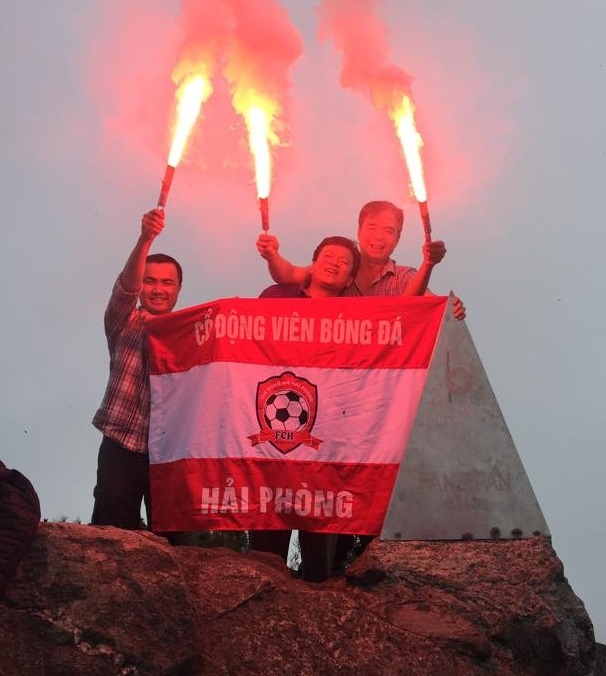 Anh Trần Văn Hoàn (giữa)