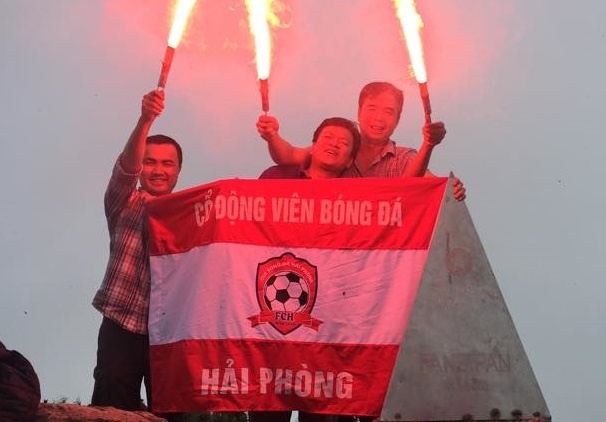 Co vu bong da bang phao sang tren dinh Fansipan hinh anh