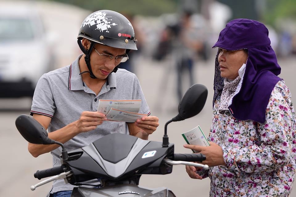Phe vé chào mời người mua bên ngoài sân Mỹ Đình.