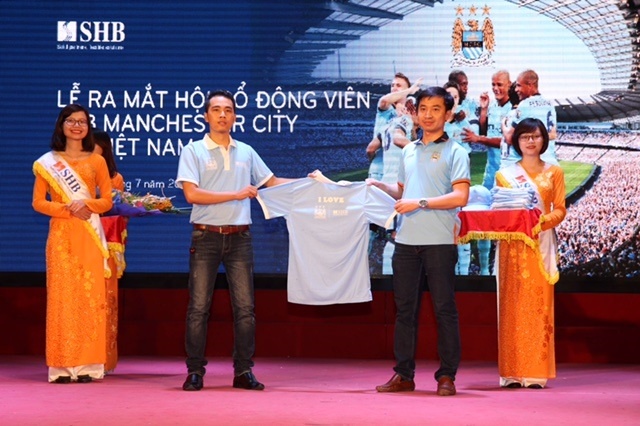 Man City thiet ke trang phuc cho CDV tai Viet Nam hinh anh