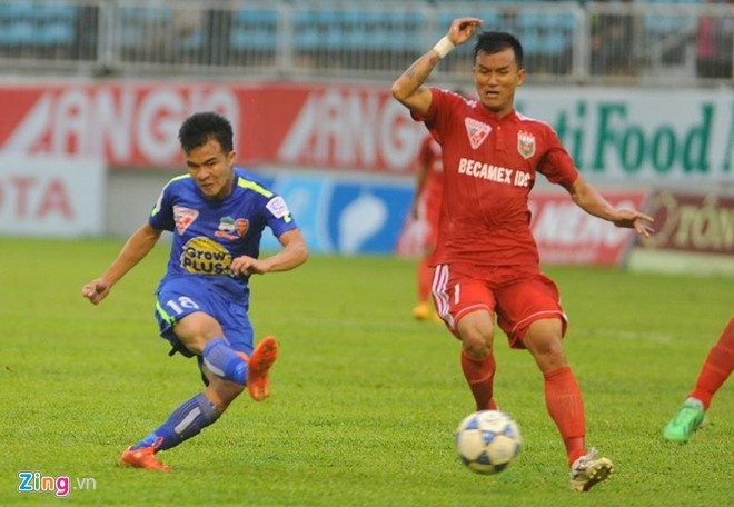 Thanh Tùng (trái) là người hùng của HAGL trong chiến thắng đầu tiên sau 11 trận. Ảnh: Gia Bảo