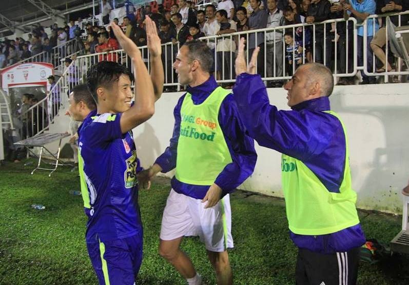 HLV Graechen lan dau ghi dau an trong chien thang cua HAGL hinh anh