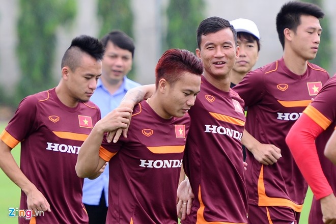 Tiến Thành trọc ghẹo mái tóc đỏ lạ mắt của người đàn em Phi Sơn trong buổi tập đầu tiên của ĐTVN. Ảnh: Anh Tuấn