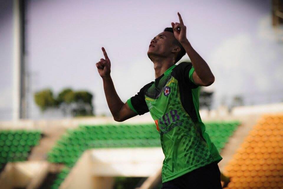 Xuân Nam là cầu thủ thi đấu nổi bật tại Lao League. Phong độ làm bàn ấn tượng của tiền đạo sinh năm 1994 khiến anh nhận được lời mời nhập tịch để thi đấu cho các ĐT bóng đá Lào.