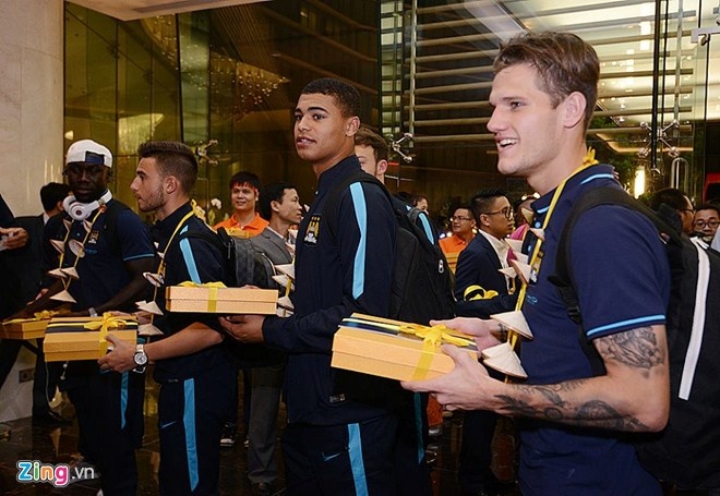 Các thành viên của Man City được đón tiếp nồng hậu khi tới Việt Nam. Ảnh: Lê Hiếu