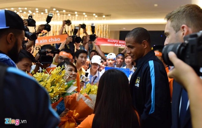 Không có nhiều cơ hội để người hâm mộ Việt Nam gần gũi các ngôi sao Premier League như thế này. Ảnh: Hoàng Hà