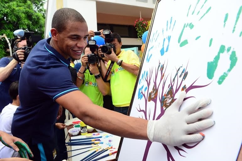 Sao Man City dung tay in tranh tang fan nhi hinh anh