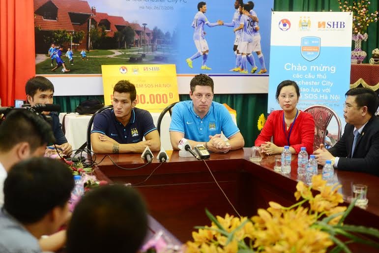 Ông Simon Heggie và cầu thủ Marcos Lopez trả lời phỏng vấn sau buổi thăm quan.