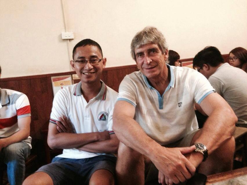 HLV Pellegrini dân dã bên ly cà phê Hà Nội. Ảnh: Vũ Khắc Sơn