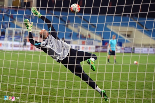 Phía xa khung thành của thủ môn dự bị là những khoảng trống trên sân Mỹ Đình tối 26/7. Đây là điều không diễn ra trong buổi tập mở của Arsenal năm 2013. Ảnh: Hoàng Hà