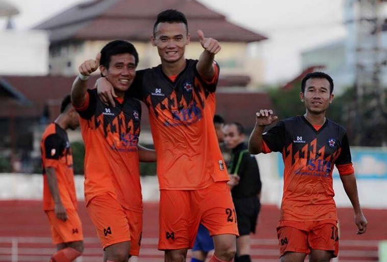 Xuân Nam (giữa) là cầu thủ chơi nổi bật nhất tại Lao League lúc này.