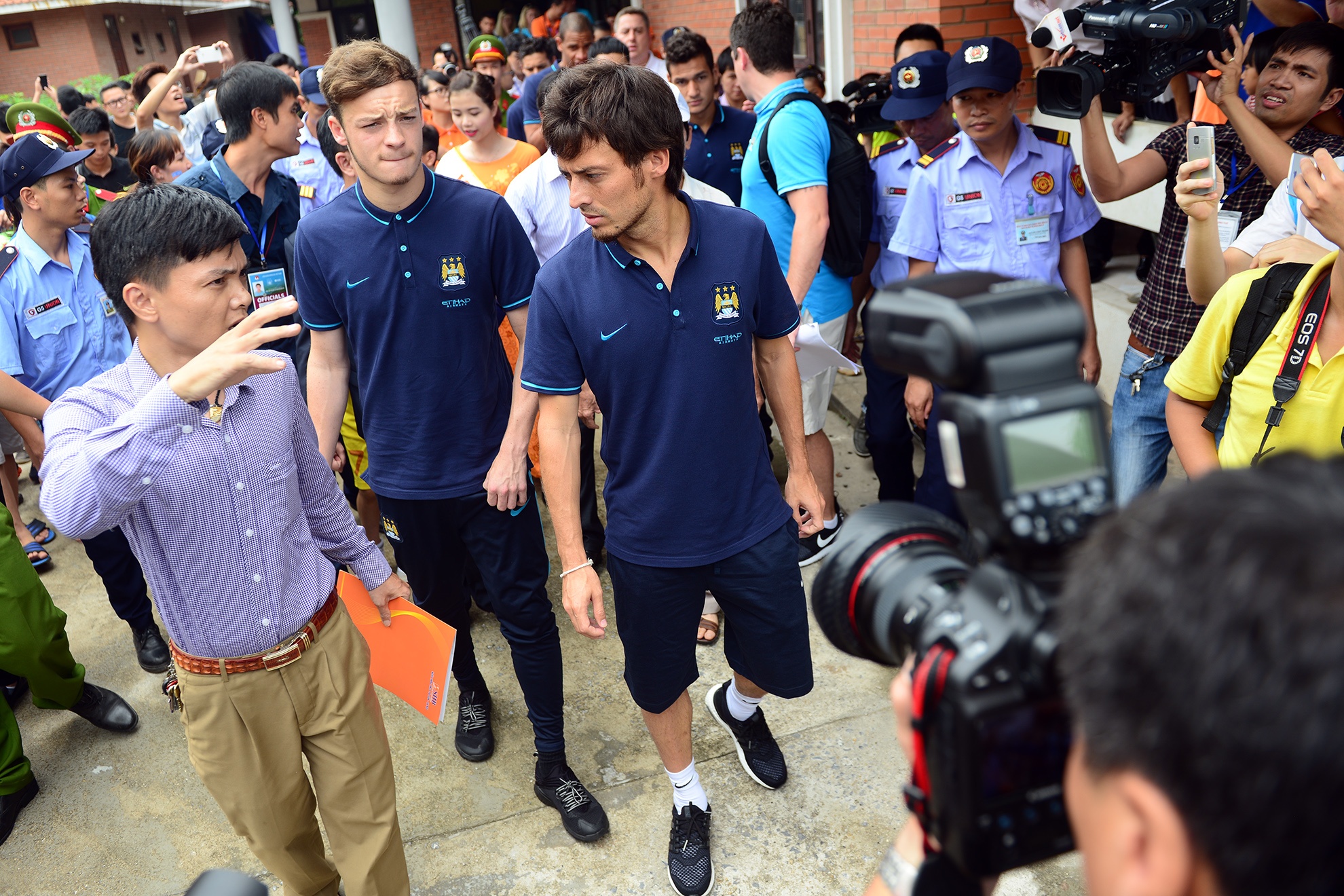 Cuoc giao luu voi va cua sao Man City voi tre em lang SOS hinh anh