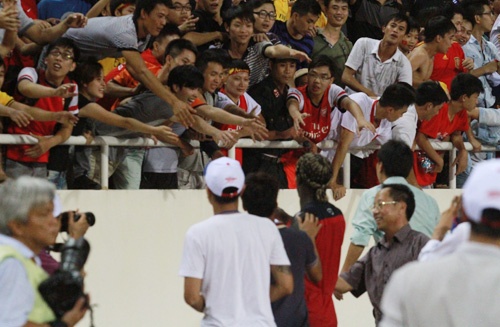 Sagna chạy lại sát khán đài tặng quà cho các CĐV Việt Nam năm 2013.