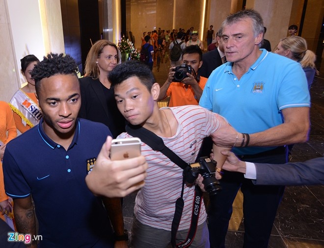 Một fan bị lôi tuột ra ngoài khi có ý định selfie cùng Sterling. Ảnh: Tùng Lê