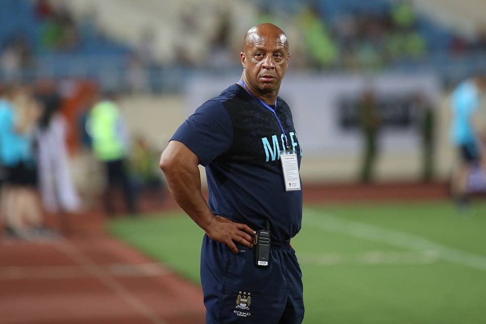 Vệ sĩ của Man City đứng ngoài sân bao quát buổi tập và lạnh lùng 