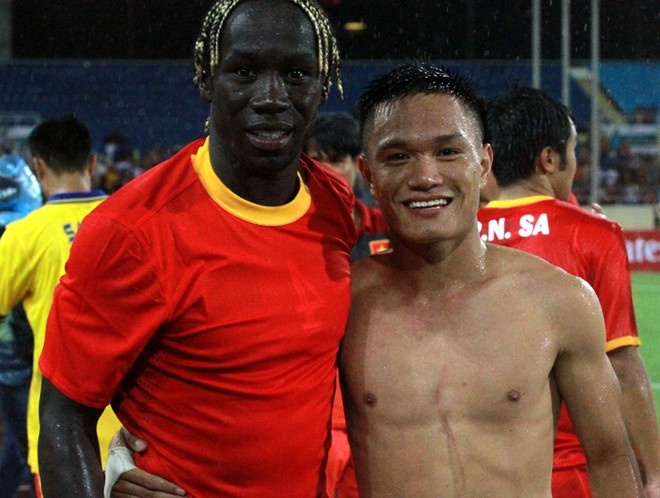 Cựu hậu vệ Arsenal chụp ảnh kỷ niệm cùng tuyển thủ Việt Nam.