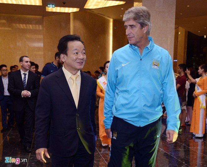 Bầu Hiển chỉ có khoảng 10 phút tiếp đón thầy trò HLV Pellegrini ở Gala Dinner tối 26/7. Ảnh: Tùng Lê