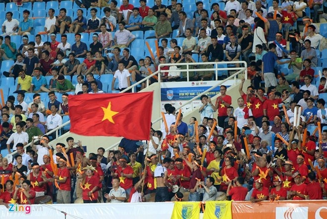 Các khán đài sân Mỹ Đình không được lấp kín giống cuộc tiếp đón Arsenal năm 2013. Ảnh: Anh Tuấn