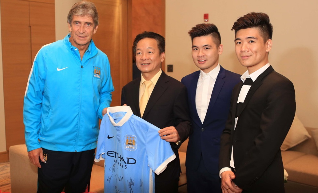 Bau Hien lo it nhat 10 ty khi moi Man City sang VN hinh anh