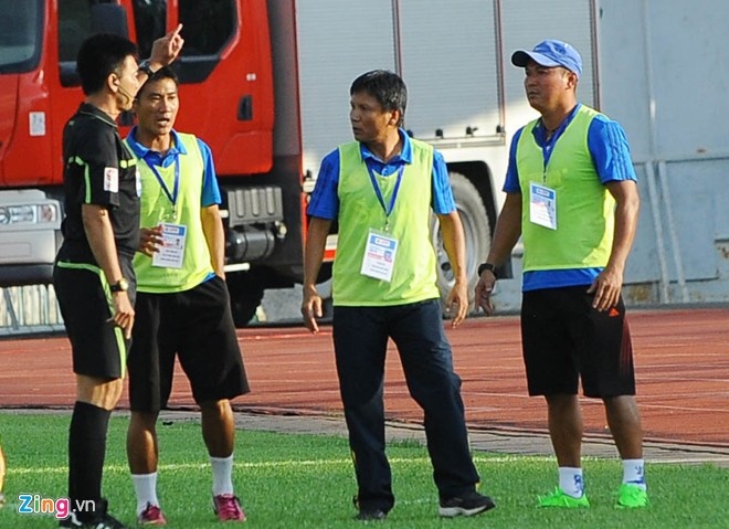 HLV Võ Đình Tân phản ứng sau khi trọng tài cho ĐTLA hưởng quả penalty ở cuối hiệp 1. Ảnh: Nguyễn Quang