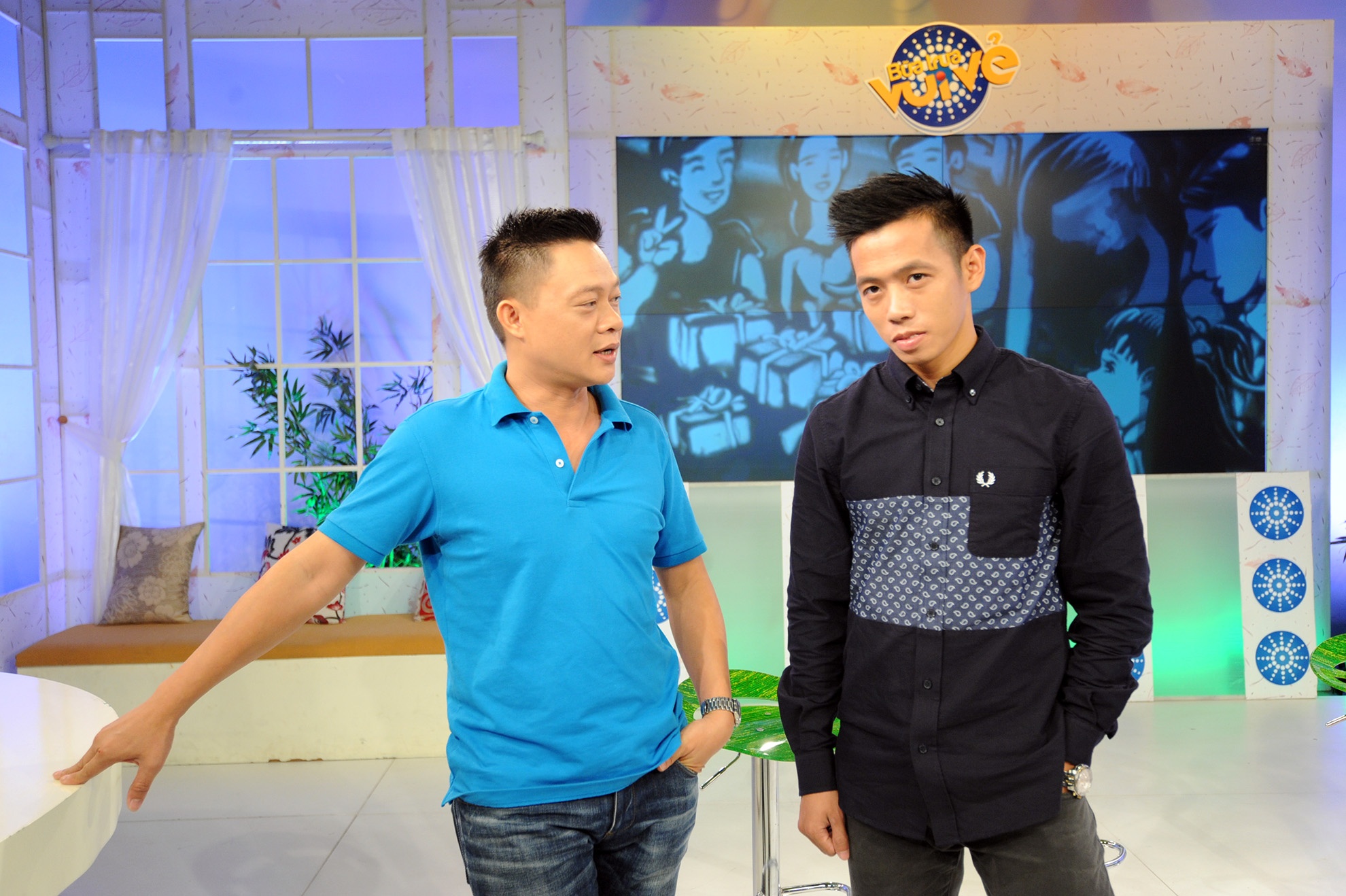 Trước giờ lên hình, Văn Quyết có phần căng thẳng khiến MC Quang Minh phải động viên.
