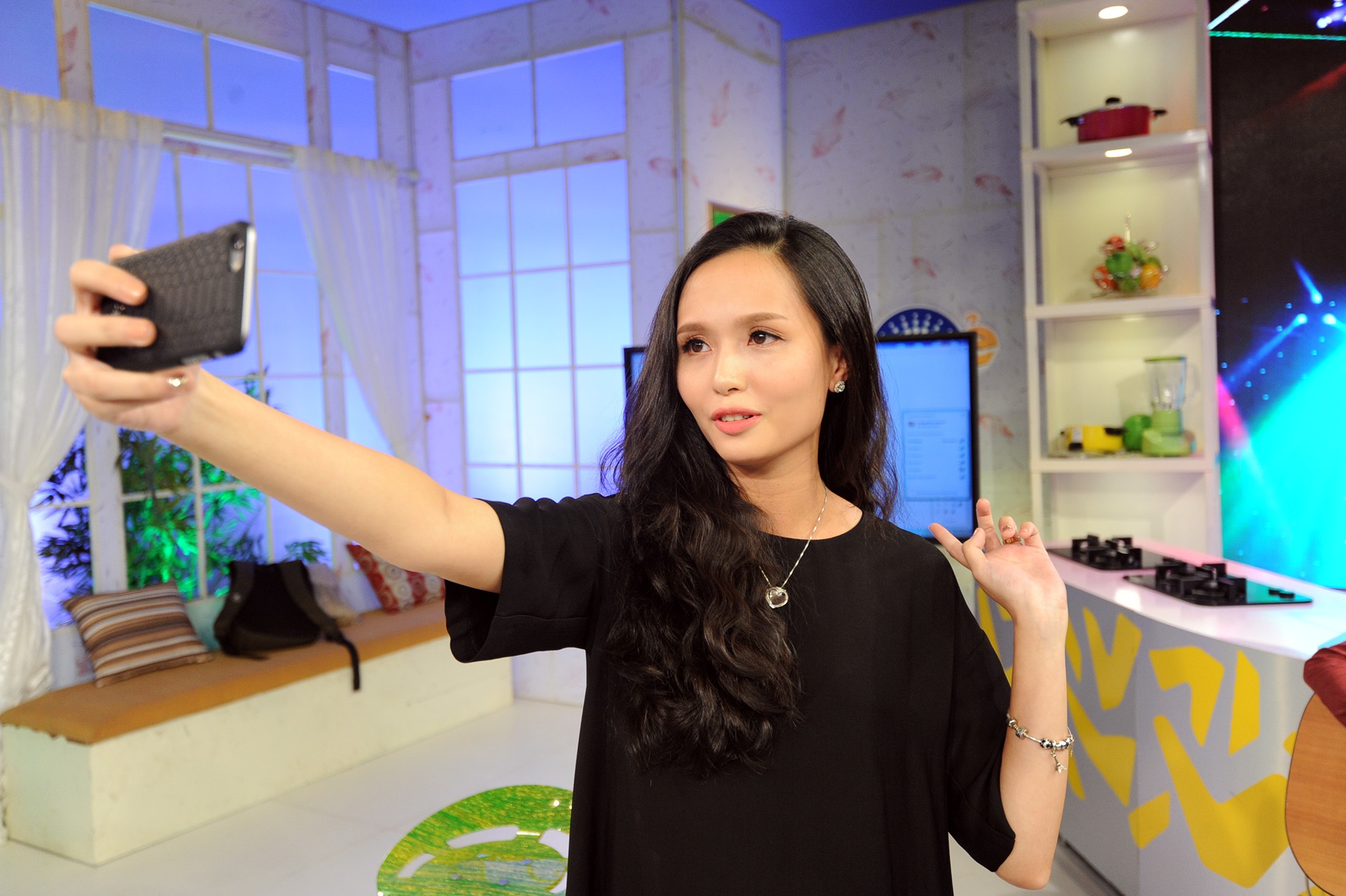 Trong khi đó, Huyền Mi tranh thủ 