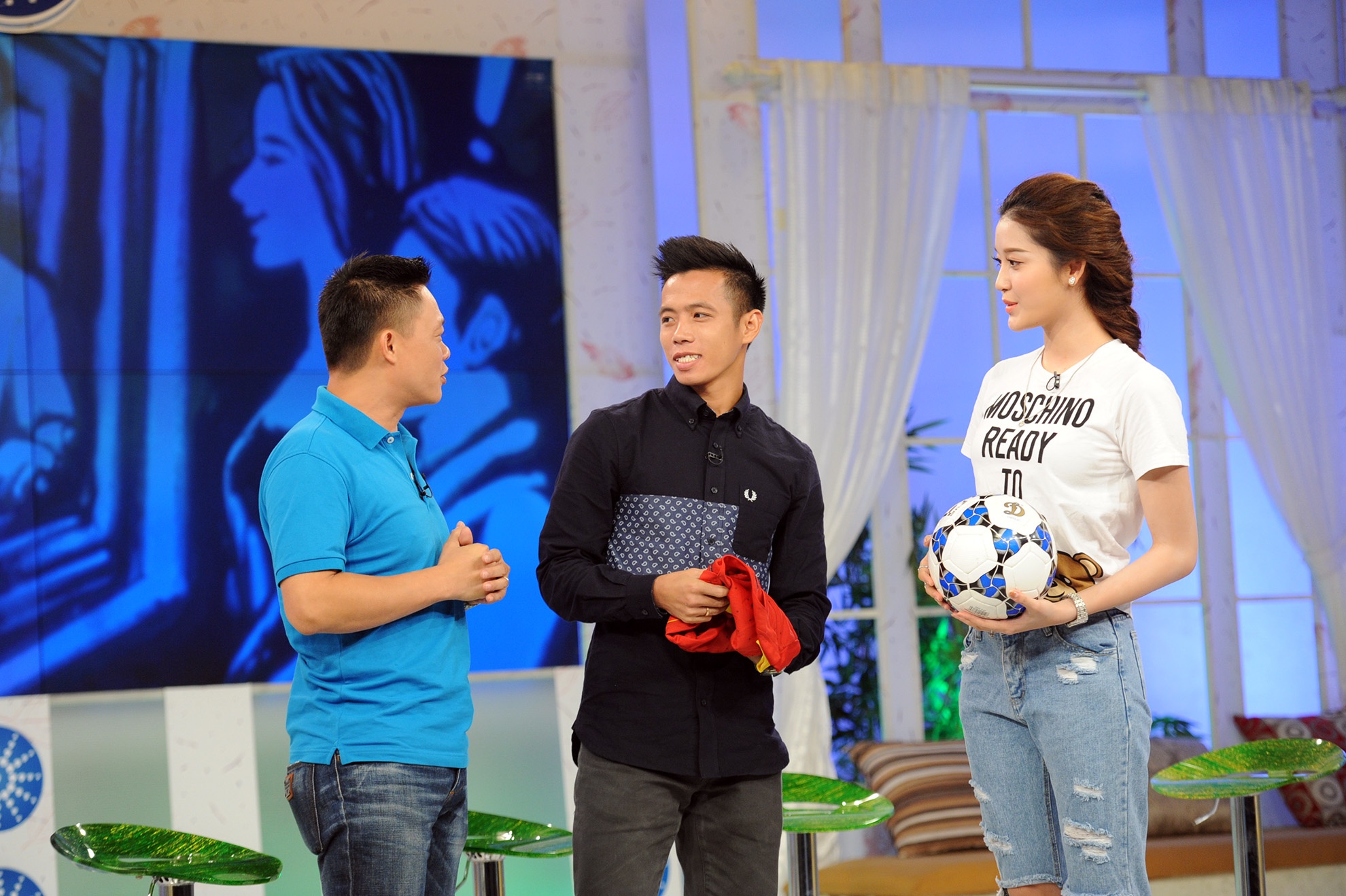 Chương trình bắt đầu, Văn Quyết tiến ra sân khấu trước. Anh mang theo chiếc áo đấu của ĐTVN và trái bóng làm quà tặng khán giả.