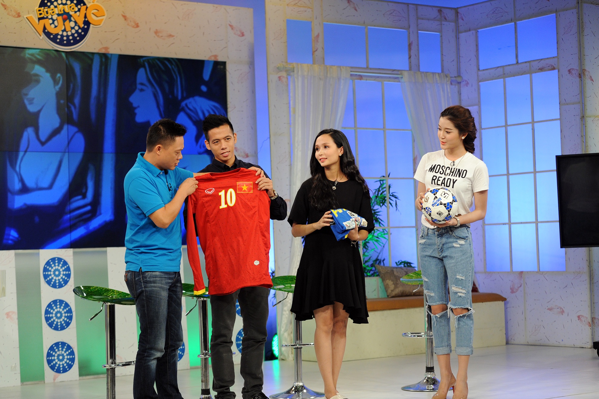 Sau đó Huyền Mi xuất hiện cùng chồng. 