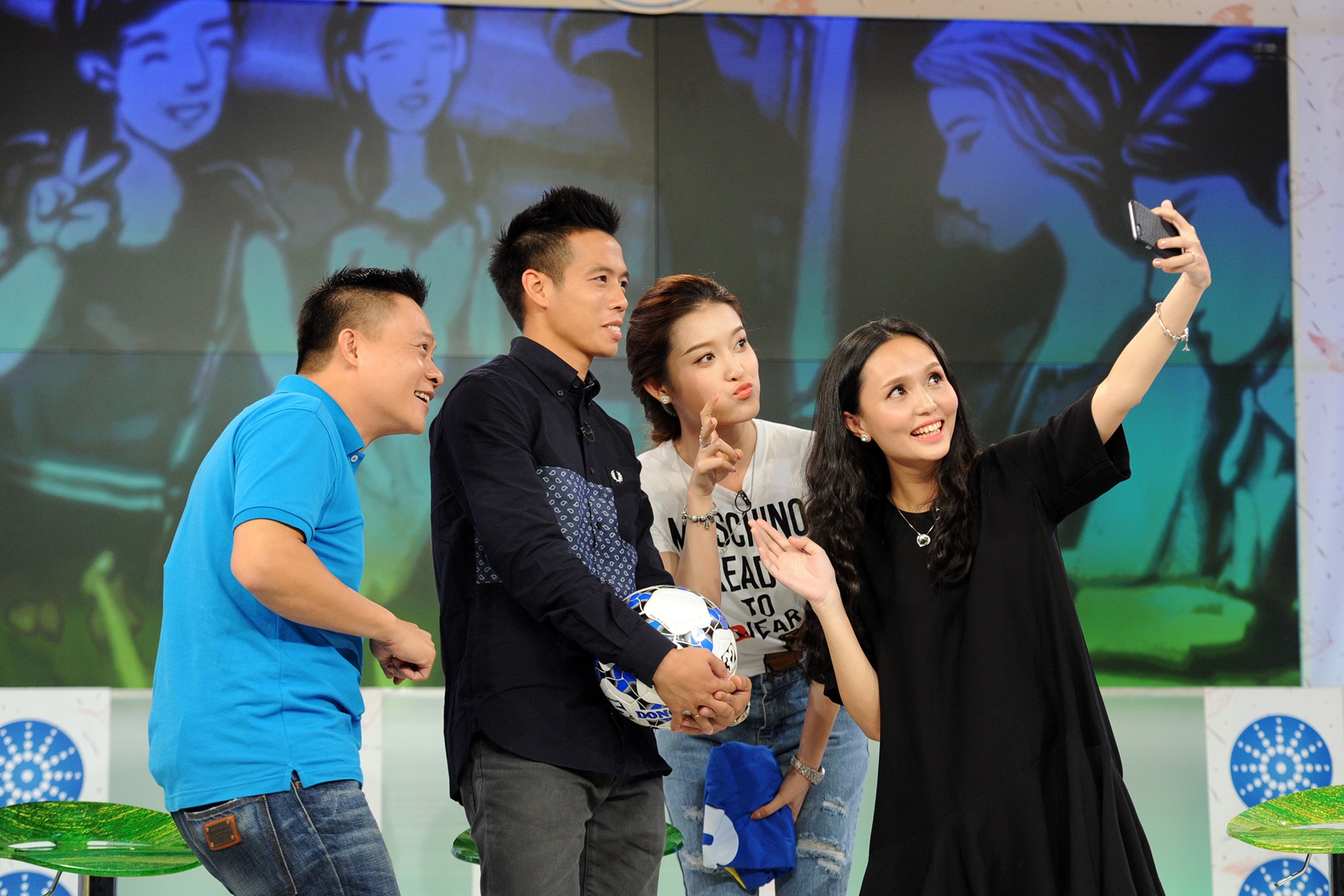 Bà xã của Văn Quyết nhí nhảnh chụp ảnh 