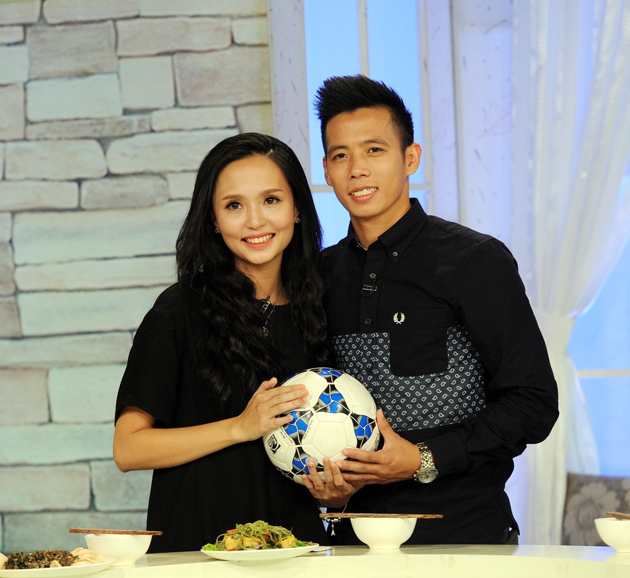 Vợ chồng Văn Quyết chụp ảnh kỷ niệm cùng chương trình.