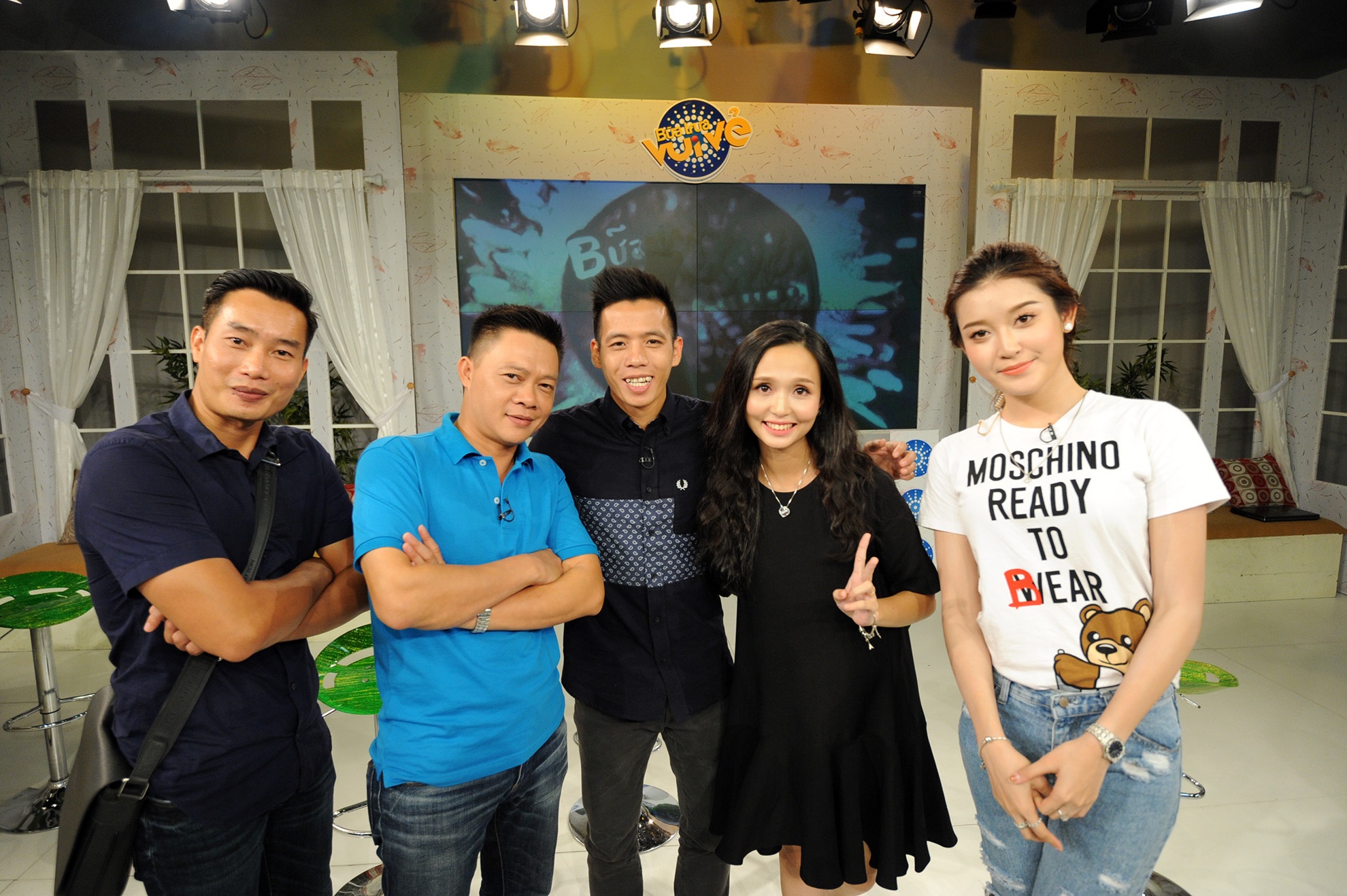 Chia tay ê-kíp thực hiện Bữa trưa vui vẻ, Văn Quyết - Huyền Mi để lại ấn tượng đẹp bởi sự