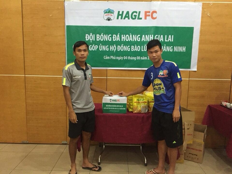 Trung vệ Đông Triều (phải) và tiền vệ Trần Vũ đóng góp ủng hộ.