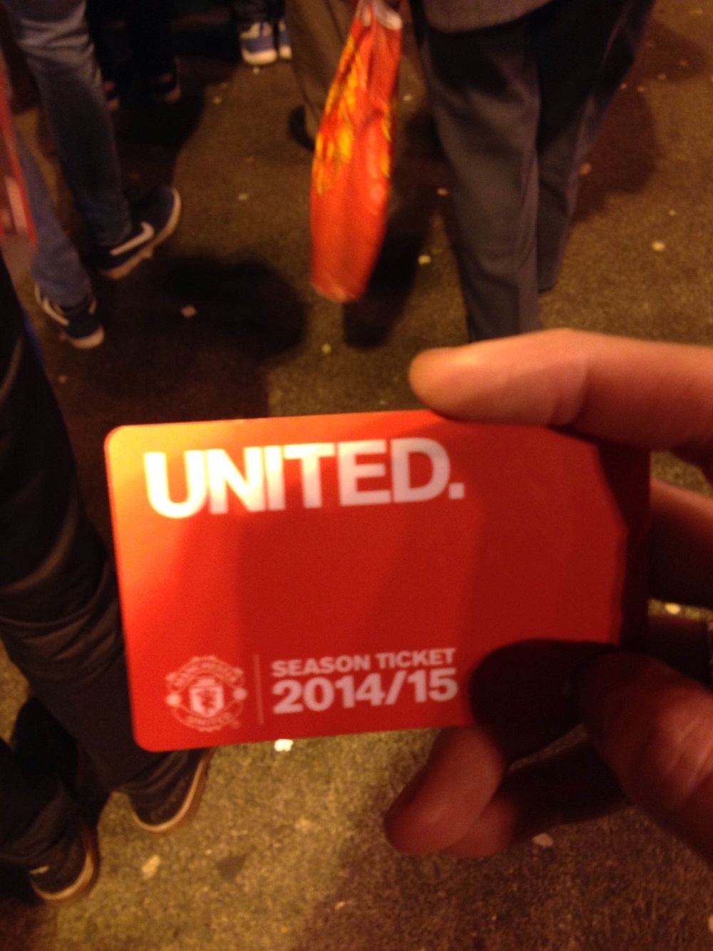 Thẻ xem M.U cả mùa được Tú Linh thuê lại với giá khoảng 100 bảng.