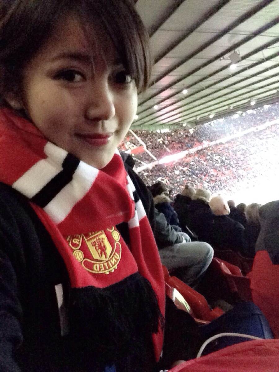 Tú Linh trên khán đài sân Old Trafford.