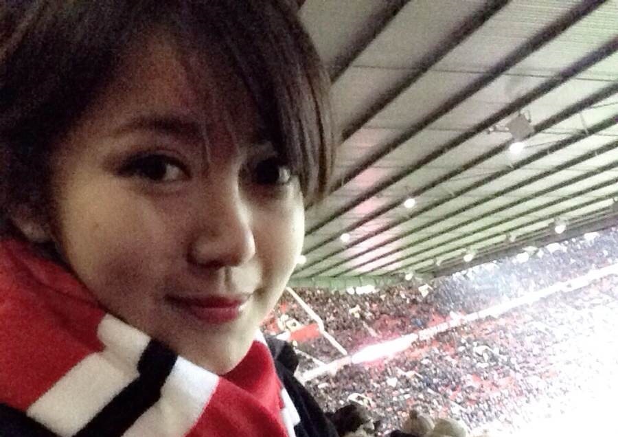 Hot girl Tu Linh va hanh trinh 16 gio oto toi Old Trafford hinh anh