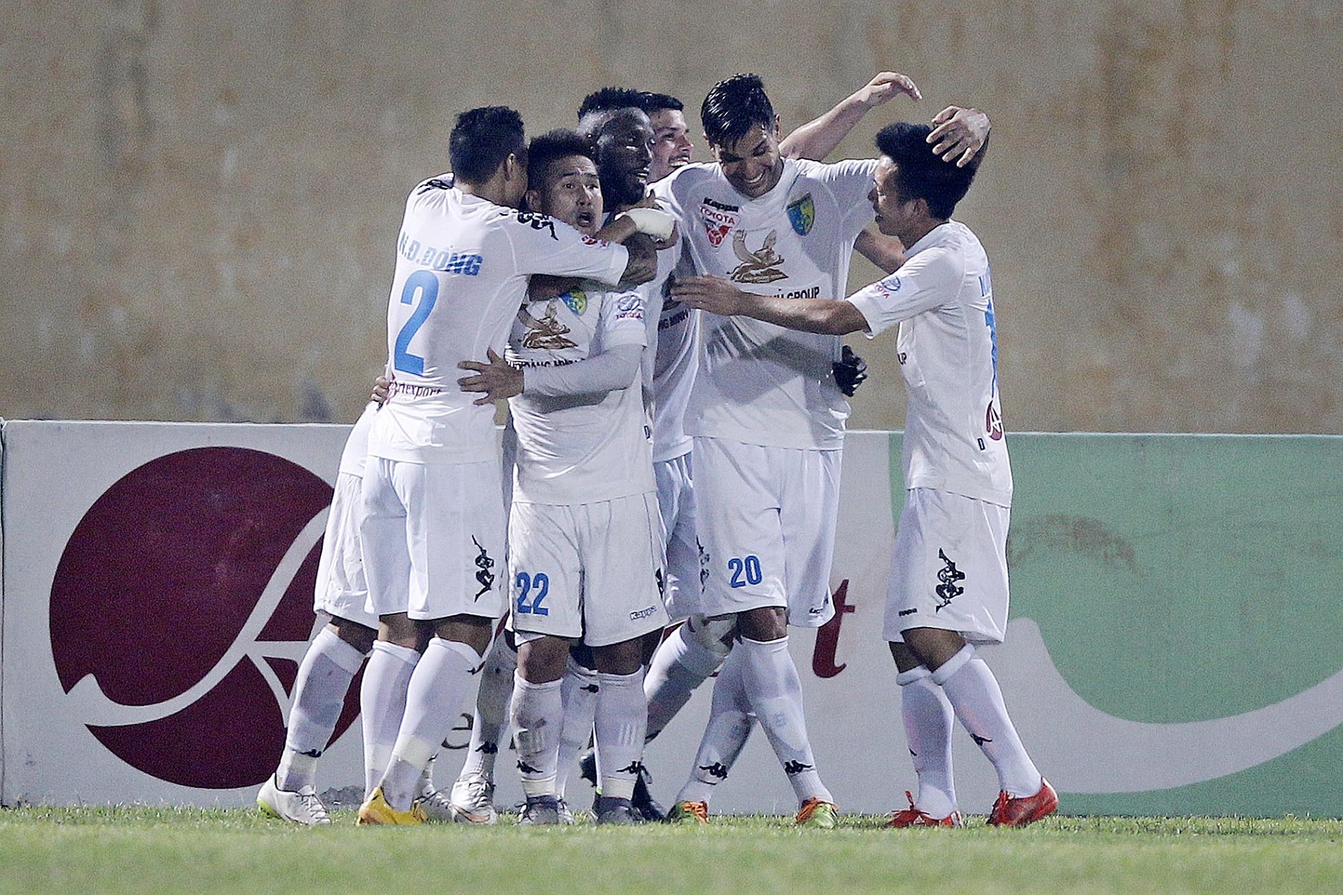 Cầu thủ Hà Nội T&T ăn mừng sau pha lập công của Samson. Ảnh: Minh Hoàng