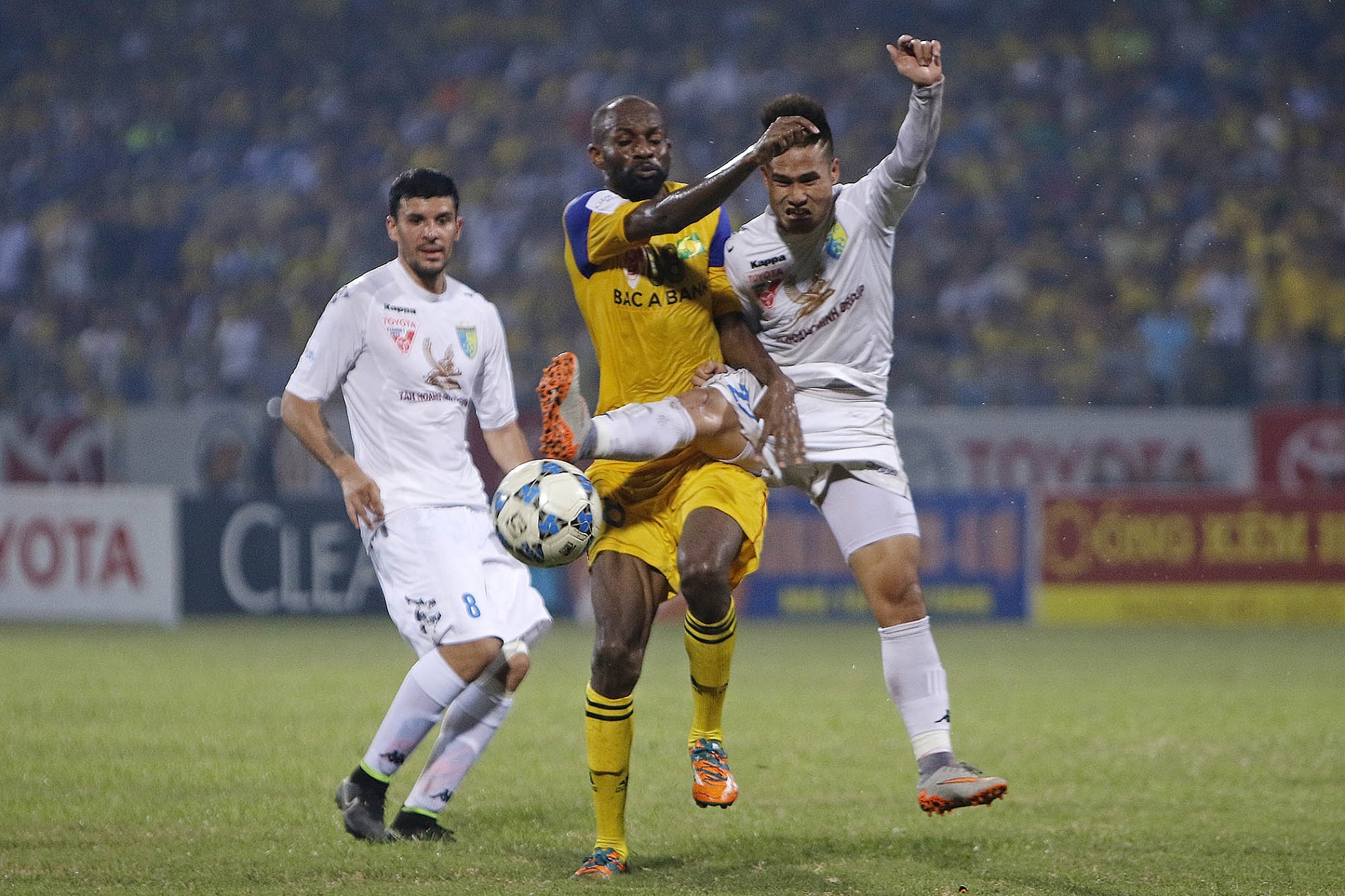 Trong hơn nửa thập kỷ, Hà Nội T&T (áo trắng) chưa từng giành chiến thắng trước SLNA ở V.League. Ảnh: Minh Hoàng