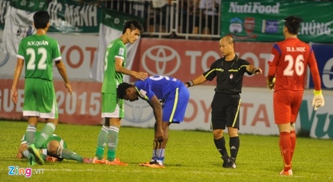 Tiền đạo Moussa bị trọng tài truất quyền thi đấu ở phút 70. Ảnh: Gia Bảo