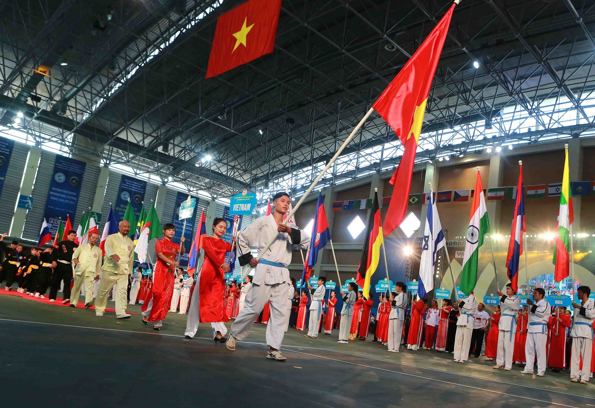 Đoàn chủ nhà Việt Nam diễu hành qua khán đài.