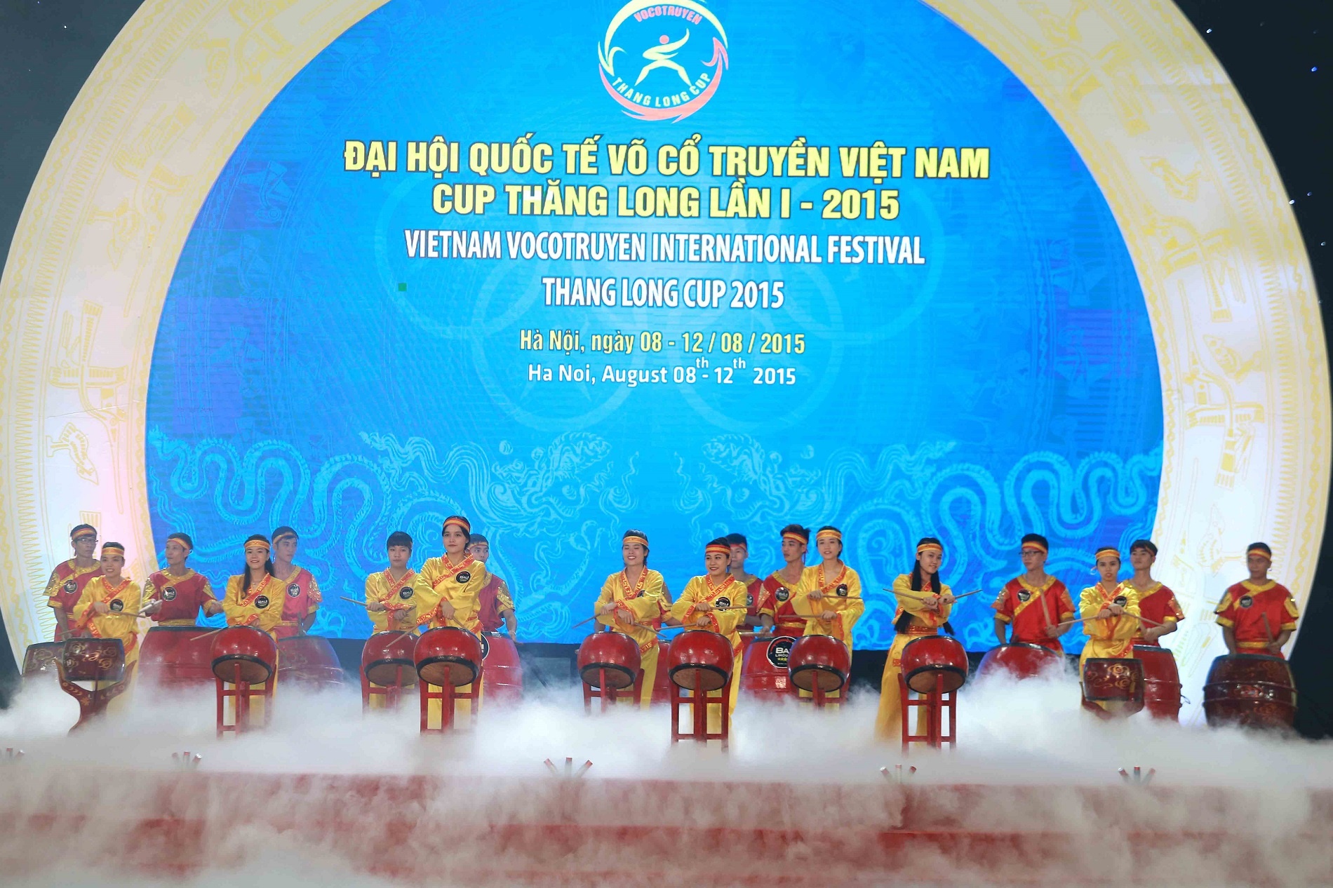 Xen kẽ là màn trống hội hoành tráng.