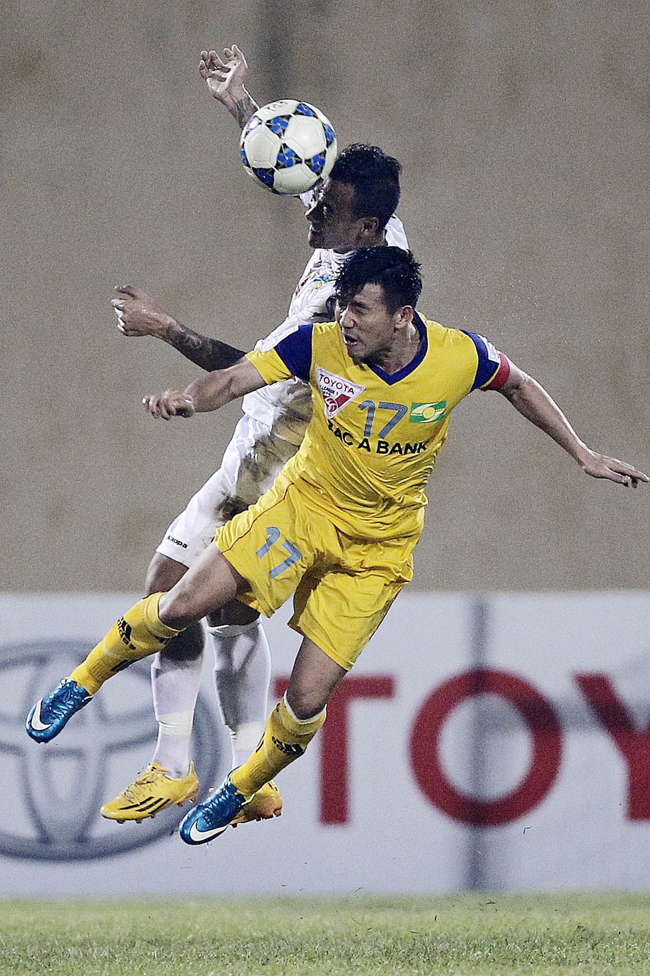 Đội trưởng Quang Tình tranh bóng cùng Gonzalo.
