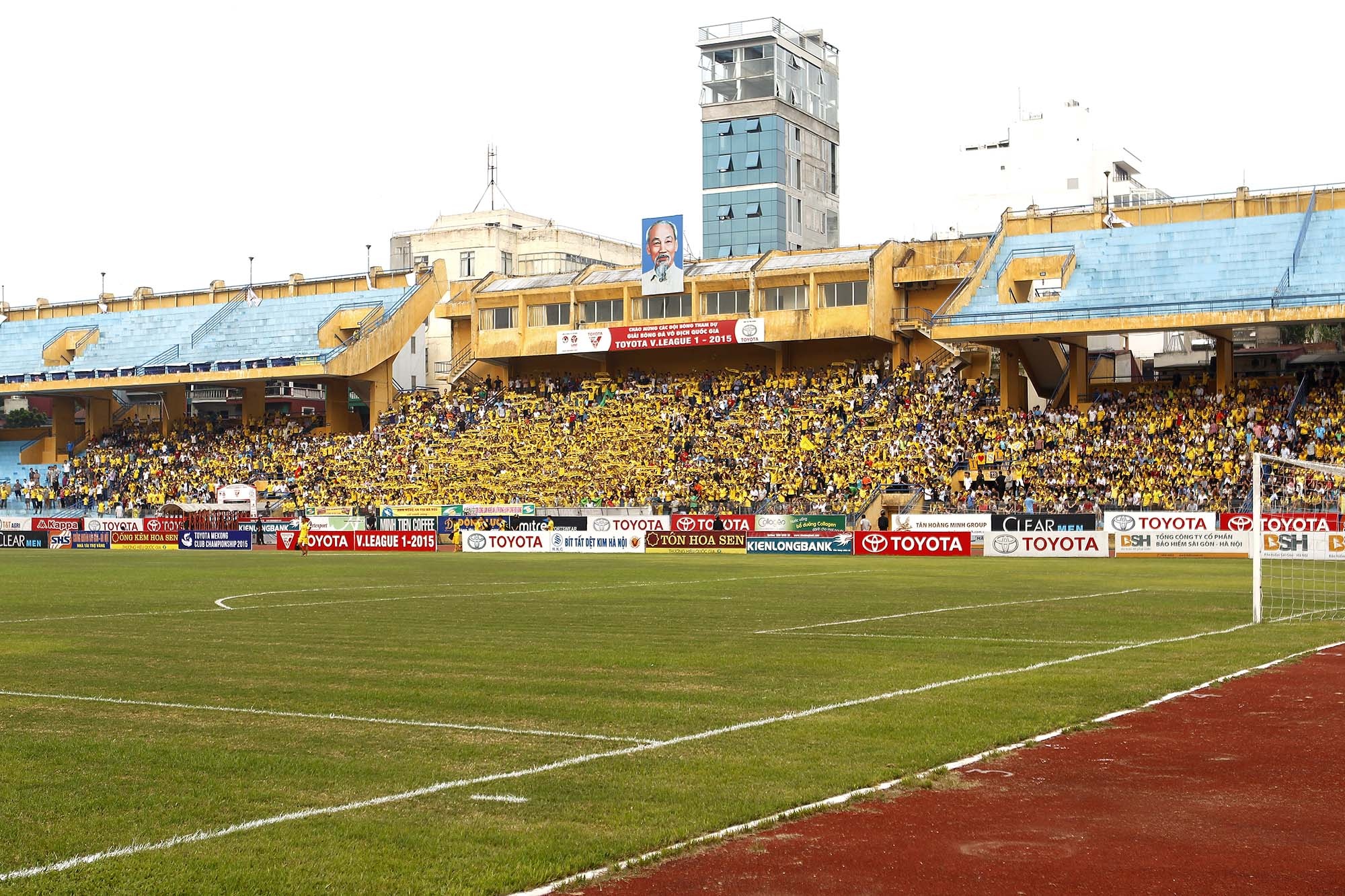 Trong buổi tối 9/8, khán đài A sân Hàng Đẫy không còn một chỗ trống, trong khi lượng khán giả bên khán đài B