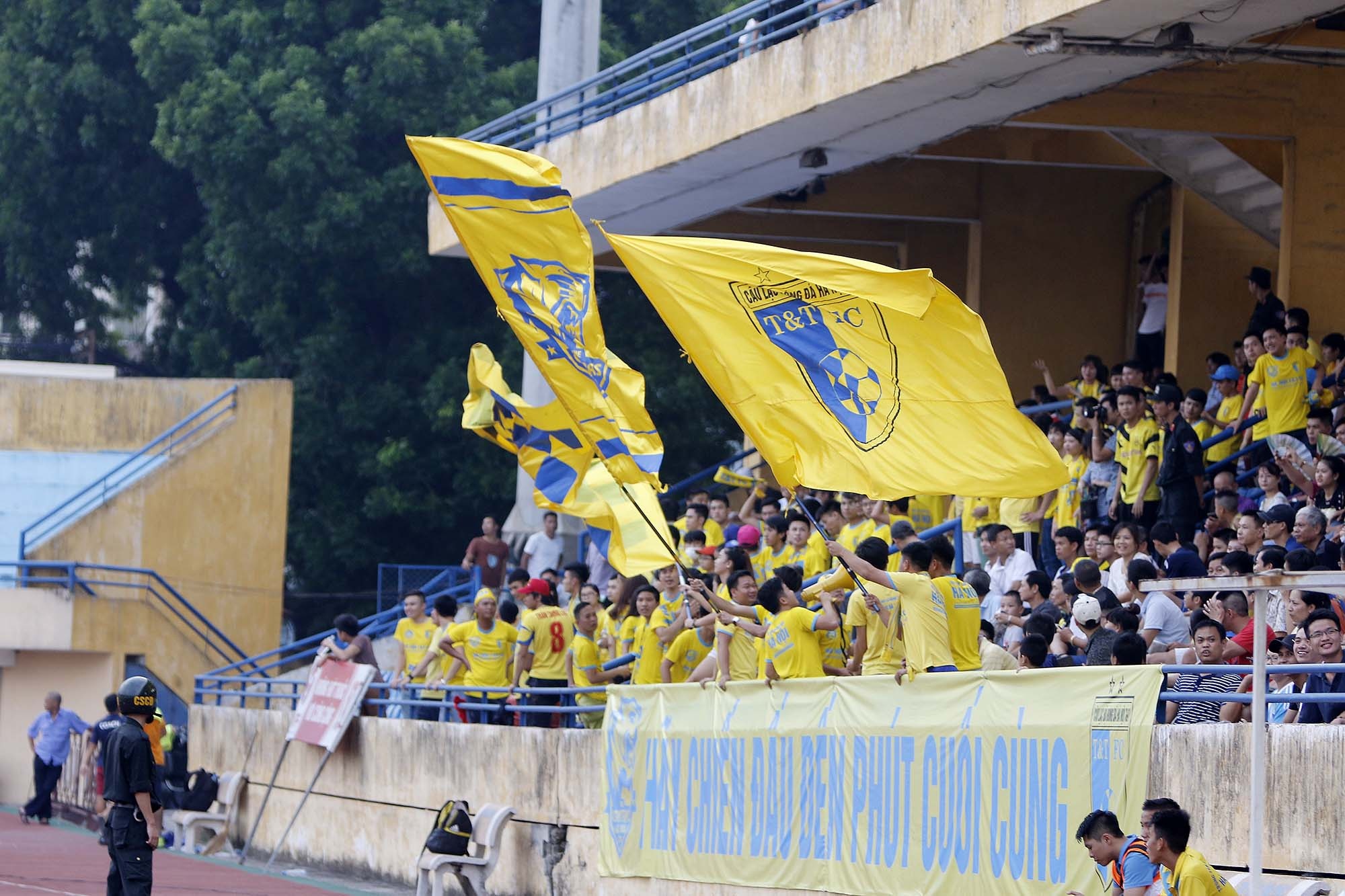 CĐV SLNA hoàn toàn thắng thế CĐV của Hà Nội T&T, vốn chỉ quy tụ ở một góc nhỏ bên khán đài A.