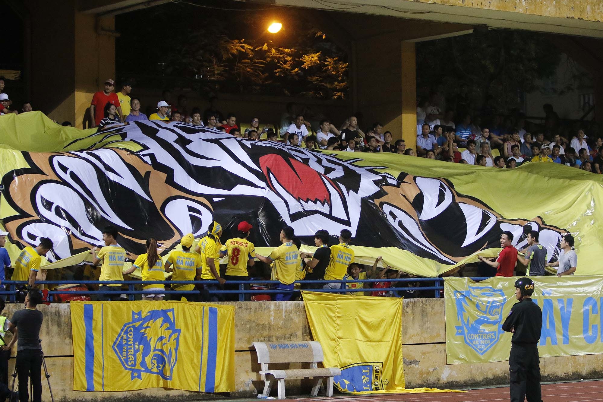 Tuy không đông, nhóm CĐV Hà Nộ T&T cũng có sự chuẩn bị kỹ lưỡng để chia vui cùng đội nhà.