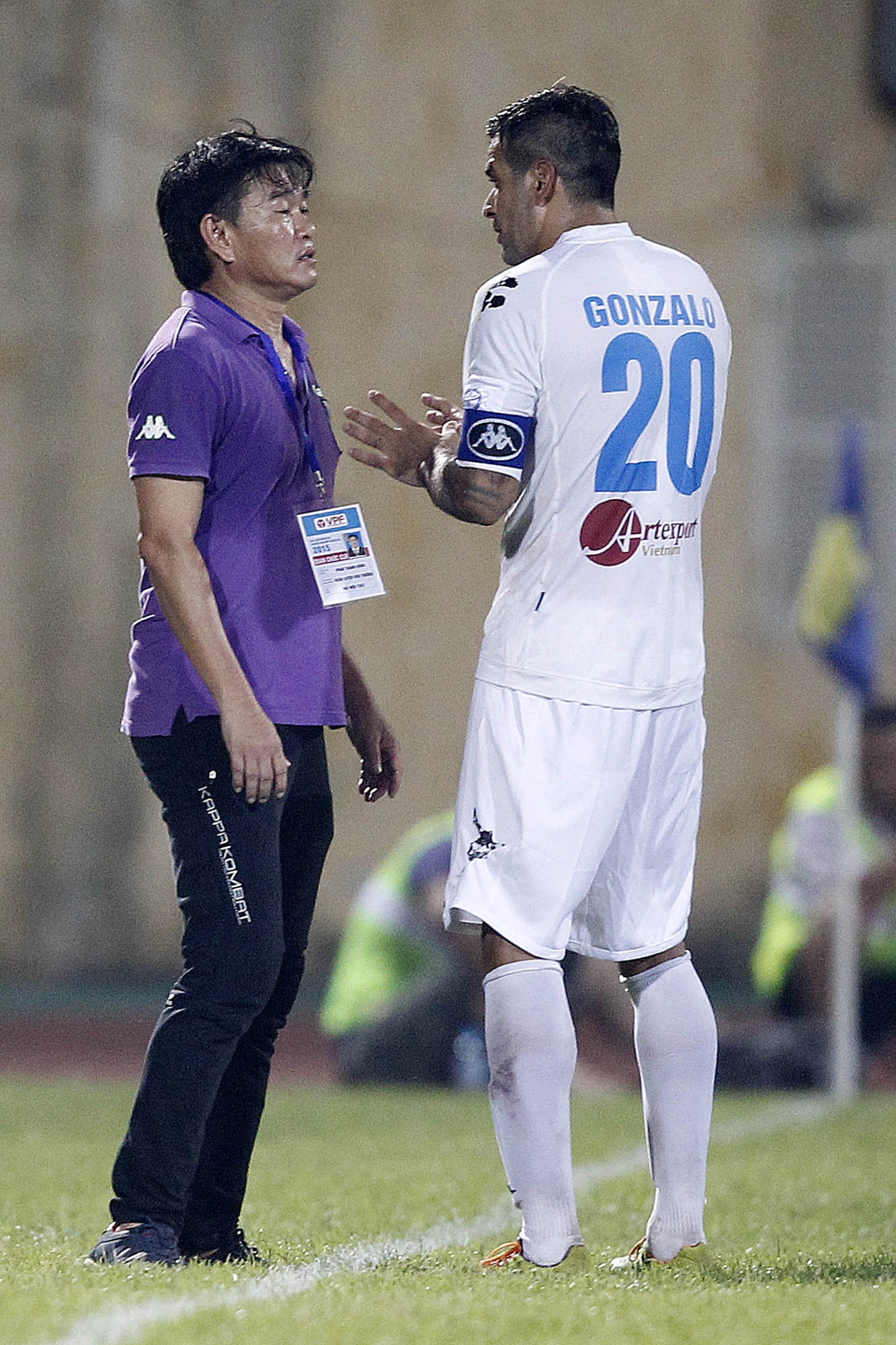 HLV Phan Thanh Hùng của Hà Nội T&T chỉ đạo học trò