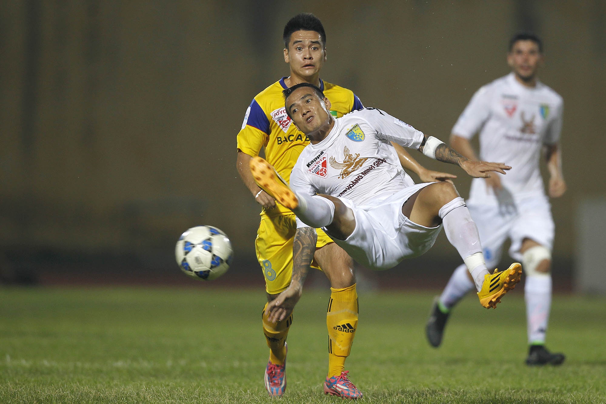 Dù bị đánh giá thấp hơn, SLNA vẫn tạo ra không ít tình huống sóng gió về phía khung thành Hà Nội T&T. Trung vệ Đại Đồng bên phía đội chủ nhà tung người hết cỡ cản phá pha lên bóng của đối thủ.