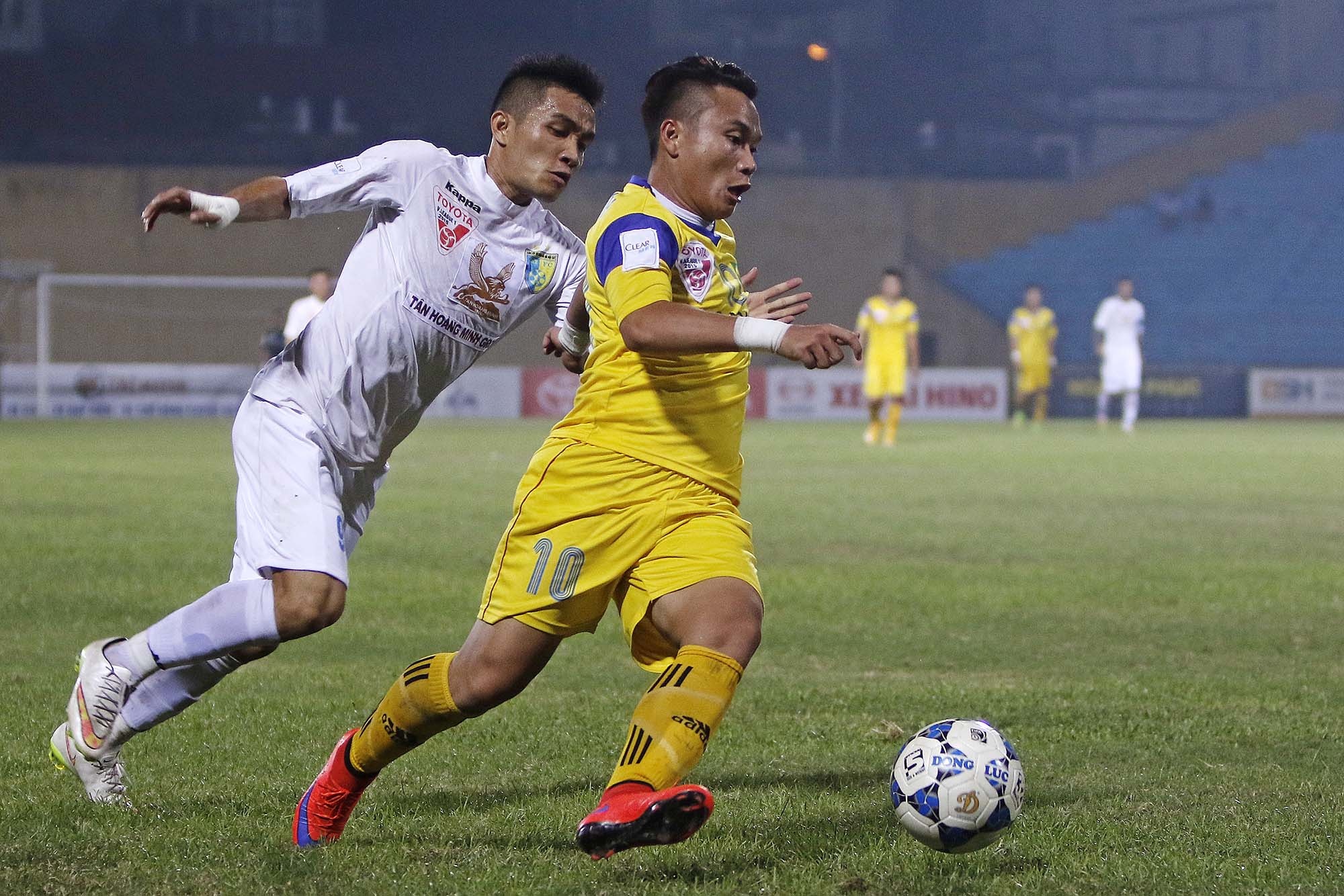 Sự cổ vũ nhiệt tình đã tiếp thêm động lực thi đấu rất lớn cho các cầu thủ xứ Nghệ. Phi Sơn dẫn bóng trong tình huống phản công.