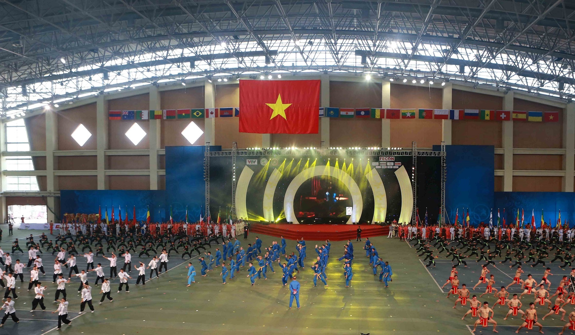 Hàng trăm võ sinh tiếp tục biểu diễn những tiết mục đặc sắc theo nhiều nội dung.