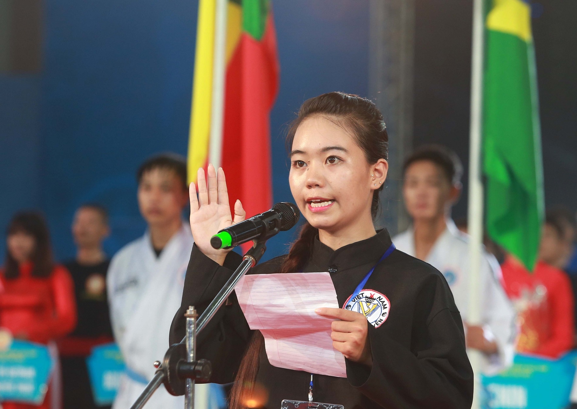 VĐV Bùi Thị Thúy đọc lời tuyên thệ. Đại hội quốc tế võ thuật cổ truyền Việt Nam diễn ra từ ngày 9 đến