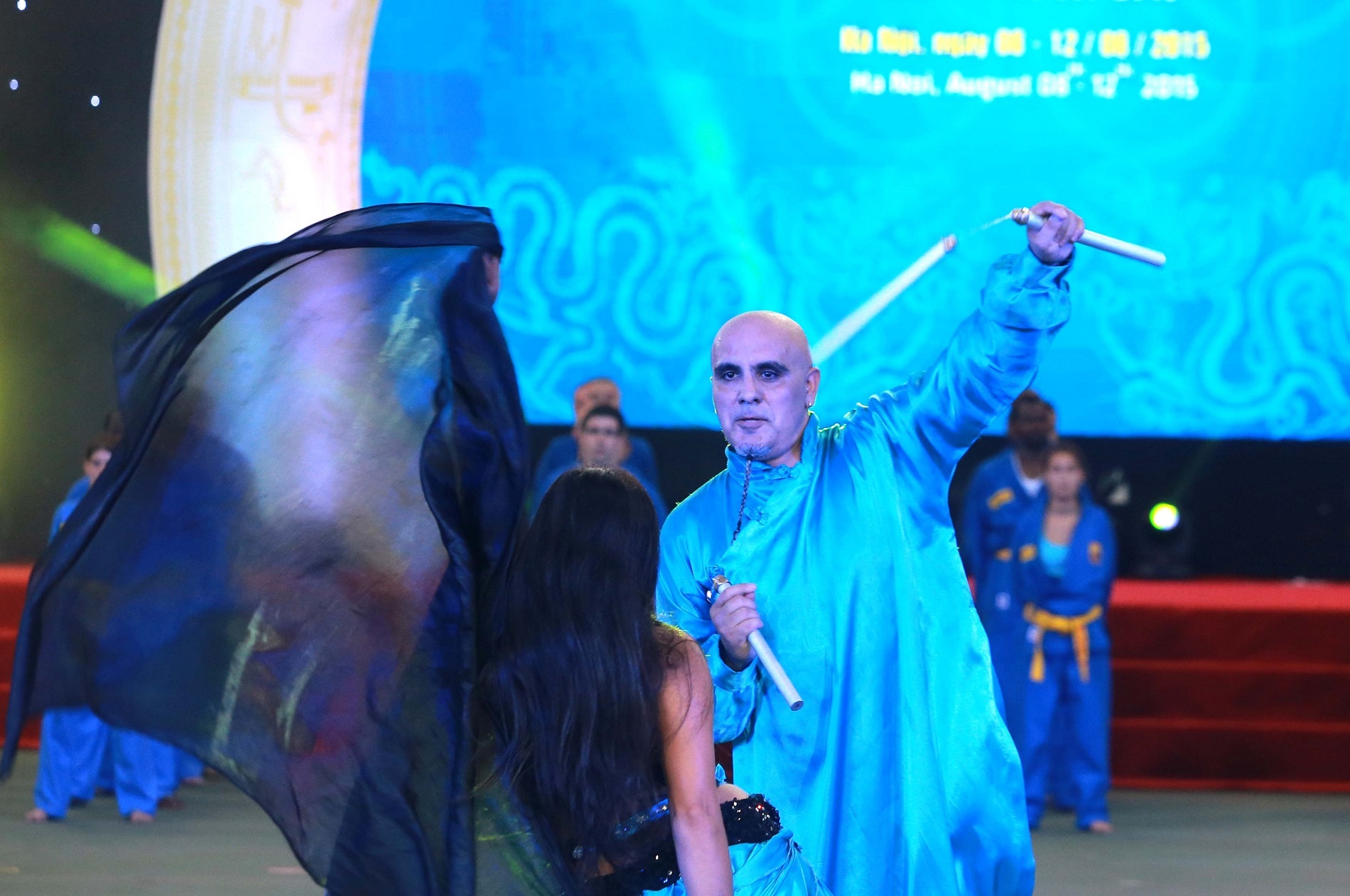 Võ sĩ Ấn Độ biểu diễn côn thuật.